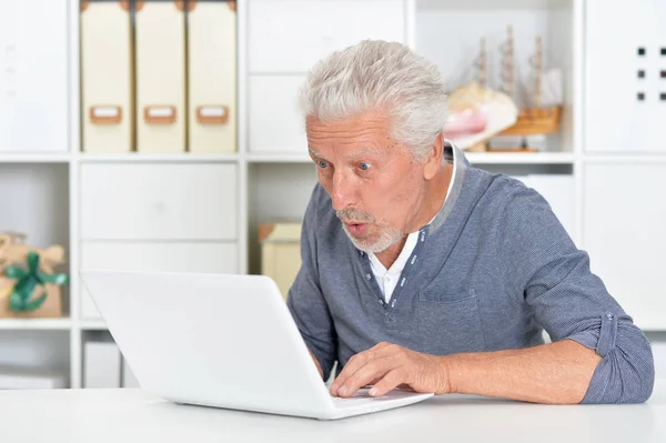 Emocionální Starší Muž Doma Pomocí Přenosného Počítače — Stock fotografie