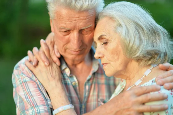 Portret Nieszczęśliwej Pary Seniorów Parku — Zdjęcie stockowe