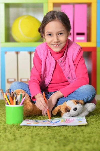 Nettes Mädchen sitzt auf dem Boden — Stockfoto