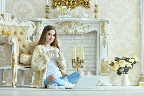 Portrét Nádherné Dospívající Dívky Která Sedí Podlaze Nedaleko Starožitného Křesla — Stock fotografie