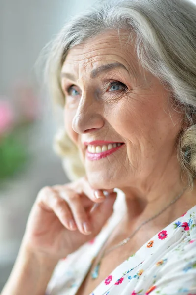 Retrato Mulher Idosa Feliz Casa — Fotografia de Stock