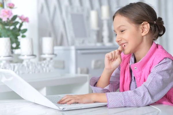 Klein meisje met laptop — Stockfoto