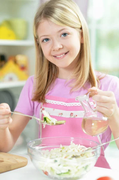 Söta Lilla Flickan Förbereder Fräsch Sallad Köksbordet — Stockfoto
