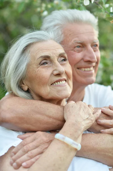 Hermosa Pareja Ancianos Abrazándose Parque —  Fotos de Stock