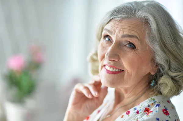 Retrato Mulher Idosa Feliz Casa — Fotografia de Stock