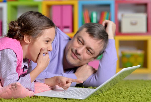 Mamma med dotter med laptop — Stockfoto