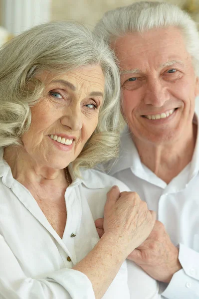 Heureux Couple Aîné Posant Maison — Photo