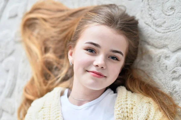 Porträt Der Schönen Teenie Mädchen Auf Dem Boden Liegend Zimmer — Stockfoto