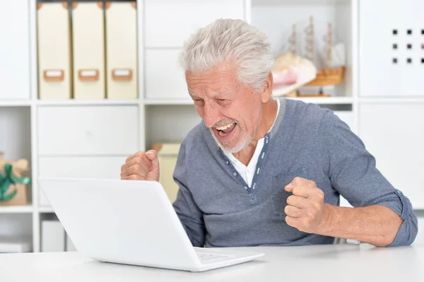Uomo Anziano Emotivo Utilizzando Computer Portatile Casa — Foto Stock