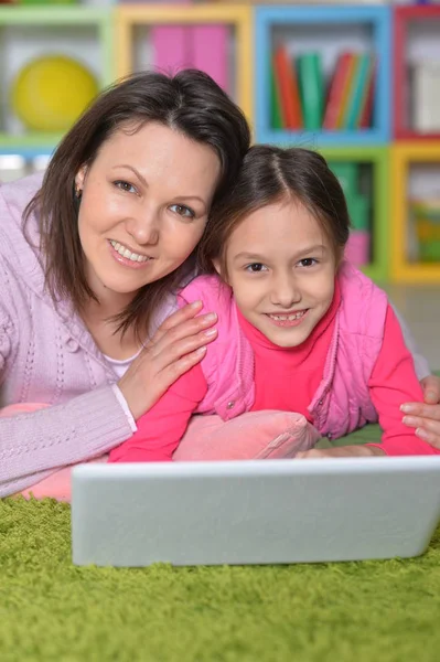 Boldog Anya Lánya Együtt Használják Laptop Otthon Földön Fekve — Stock Fotó