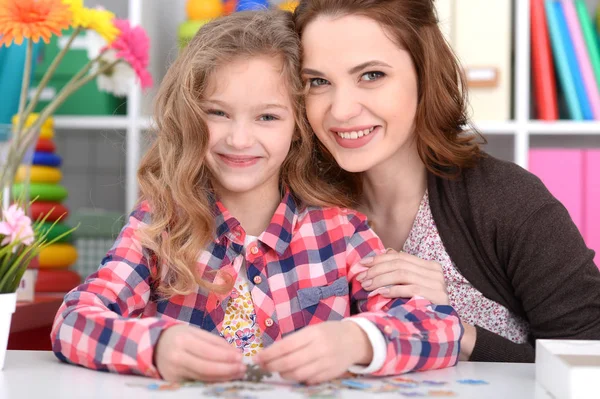 Cute Little Girl Jej Matka Gra Razem Swoim Pokoju — Zdjęcie stockowe