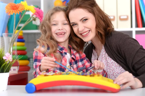 Schattig Klein Meisje Haar Moeder Spelen Samen Haar Kamer — Stockfoto