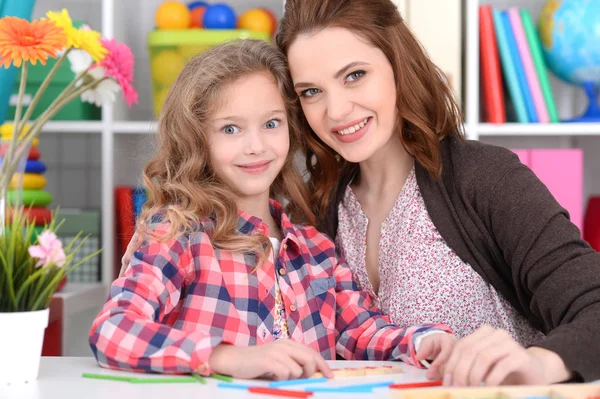 Schattig Klein Meisje Haar Moeder Spelen Samen Haar Kamer — Stockfoto