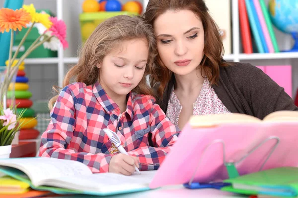 Carino Bambina Con Sua Madre Facendo Compiti Insieme Nella Sua — Foto Stock