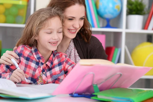 Schattig Klein Meisje Met Haar Moeder Huiswerk Samen Haar Kamer — Stockfoto