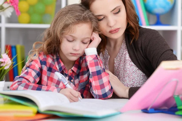 可爱的小女孩与她的母亲一起做家庭作业在她的房间里 — 图库照片