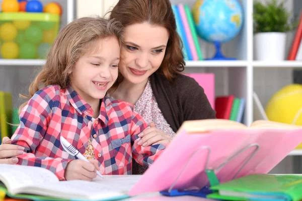Carino Bambina Con Sua Madre Facendo Compiti Insieme Nella Sua — Foto Stock