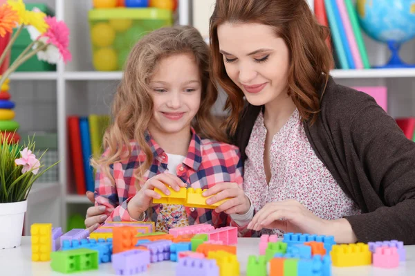 Schattig Klein Meisje Haar Moeder Kleurrijke Kunststof Blokken Samenspelen Haar — Stockfoto