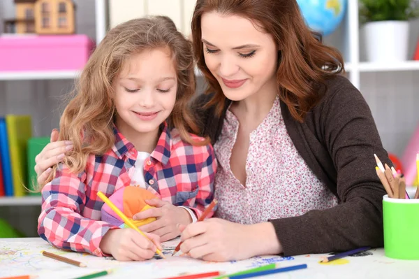 Klein Schattig Meisje Met Moeder Tekening Aan Tafel Thuis — Stockfoto