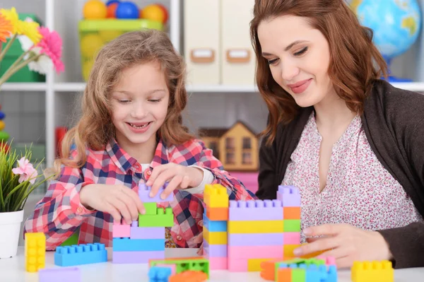 Милая Маленькая Девочка Мать Играют Красочные Пластиковые Блоки Вместе Комнате — стоковое фото
