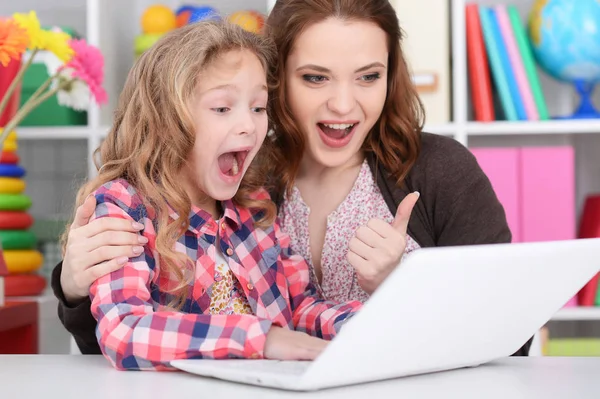 Mãe Feliz Filha Usando Laptop Juntos — Fotografia de Stock