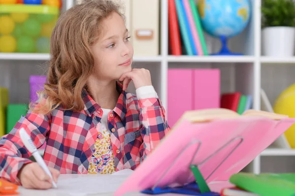 Süß Teen Mädchen Doing Hausaufgaben Sie Zimmer — Stockfoto