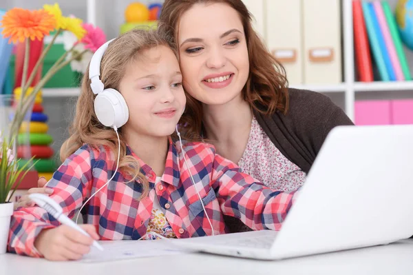 Lycklig Mor Och Dotter Med Laptop Tillsammans — Stockfoto