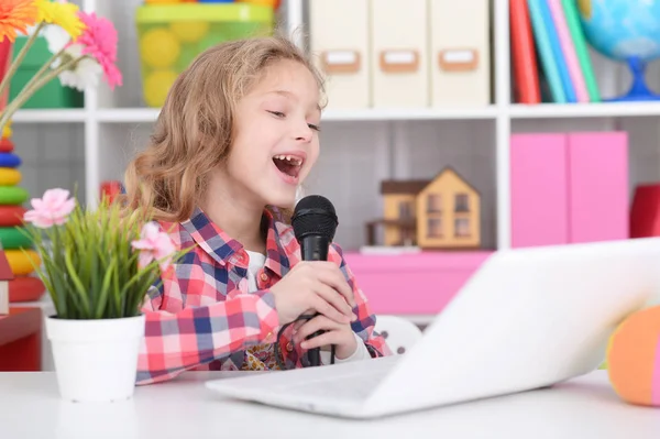 Adorable Niña Usando Portátil Moderno Cantando Karaoke —  Fotos de Stock