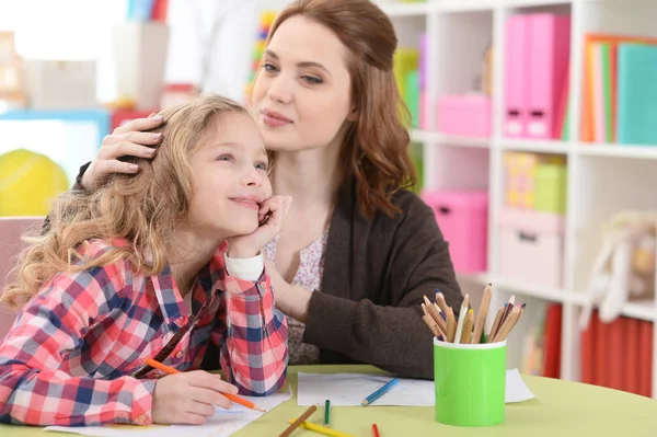 Klein Schattig Meisje Met Moeder Tekening Aan Tafel Thuis — Stockfoto