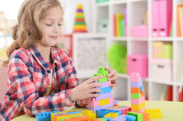 Lockiges Kleines Mädchen Beim Spielen Mit Bunten Plastikklötzen — Stockfoto