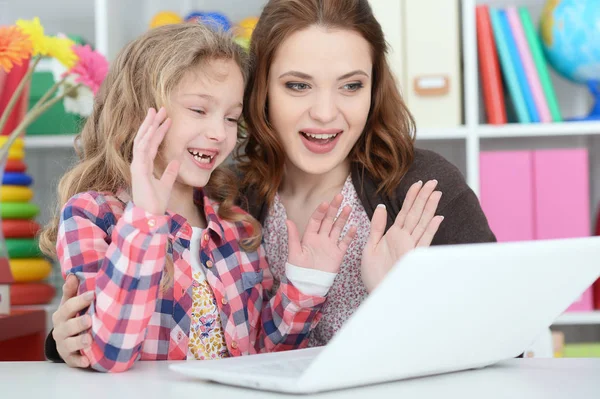 Mãe Feliz Filha Usando Laptop Juntos — Fotografia de Stock