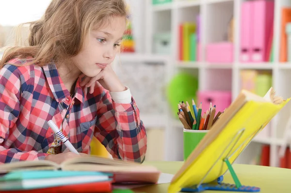 Mignon Adolescent Fille Faire Des Devoirs Dans Chambre — Photo