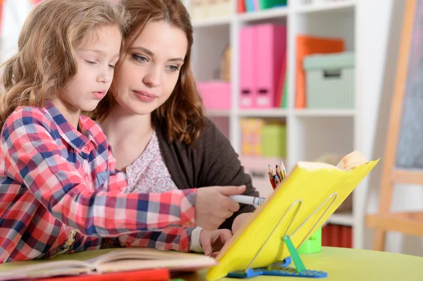 Linda niña haciendo la tarea — Foto de Stock