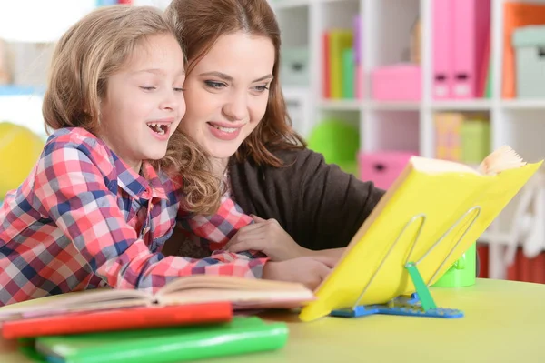 Linda niña haciendo la tarea — Foto de Stock