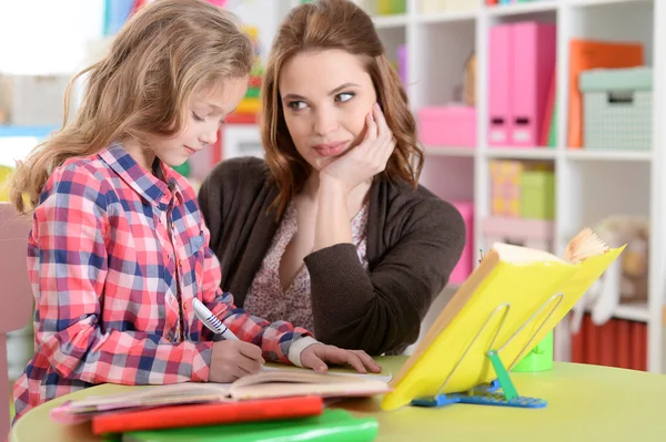 Schattig klein meisje huiswerk — Stockfoto