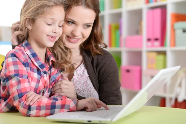 Mãe Feliz Filha Usando Laptop Juntos — Fotografia de Stock