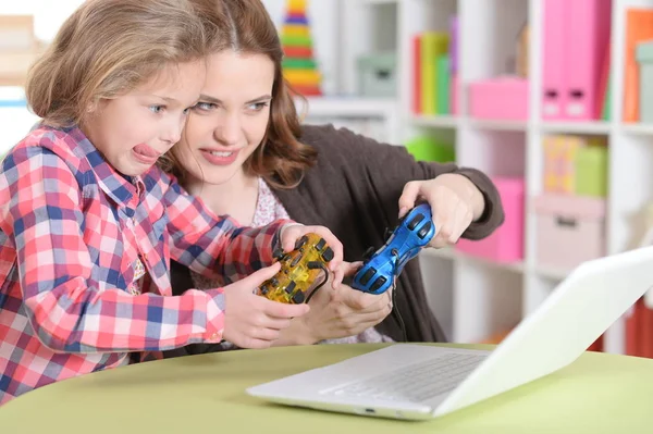 Porträt Einer Glücklichen Mutter Und Tochter Beim Spielen Auf Dem — Stockfoto