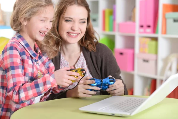 Retrato Madre Hija Feliz Juego Ordenador Portátil —  Fotos de Stock