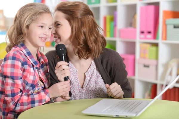 Mutter Und Tochter Singen Hause Karaoke Mit Laptop — Stockfoto
