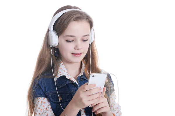 Joyeux Petite Fille Jean Veste Écouter Musique Avec Smartphone Isolé — Photo