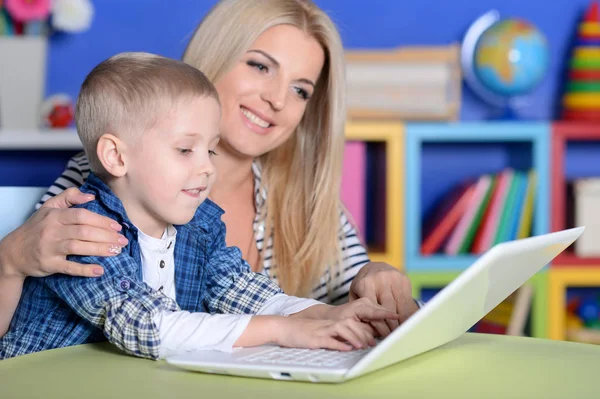 Mãe Filho Usando Laptop Juntos — Fotografia de Stock