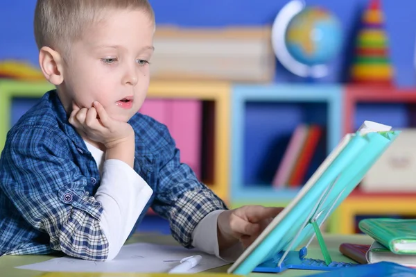 Kleine Jongen Die Een Boek Aan Tafel Leest — Stockfoto