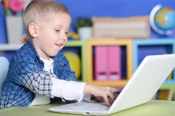 Niño usando ordenador portátil —  Fotos de Stock