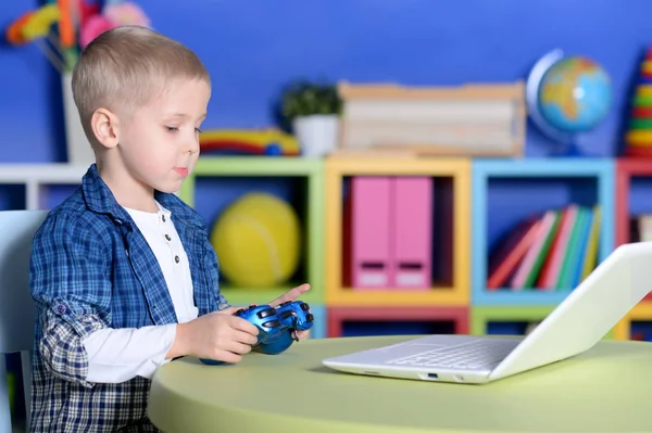 Chłopiec Gra Wideo Laptopie Podczas Leżącego Podłodze — Zdjęcie stockowe