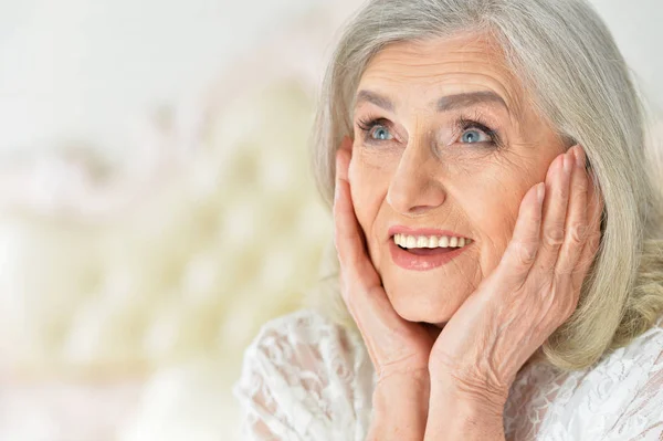 Porträt Einer Glücklichen Seniorin Hause — Stockfoto