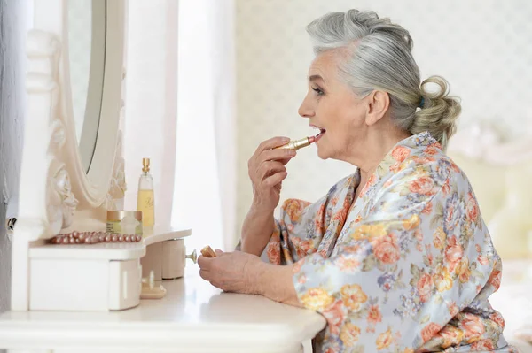 Portret Szczęśliwy Starszy Kobieta Stosując Makijaż Pobliżu Toaletka — Zdjęcie stockowe