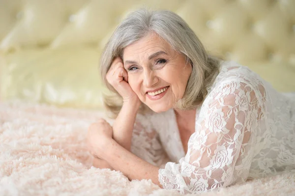 Evdeki Mutlu Yaşlı Kadının Portresi — Stok fotoğraf
