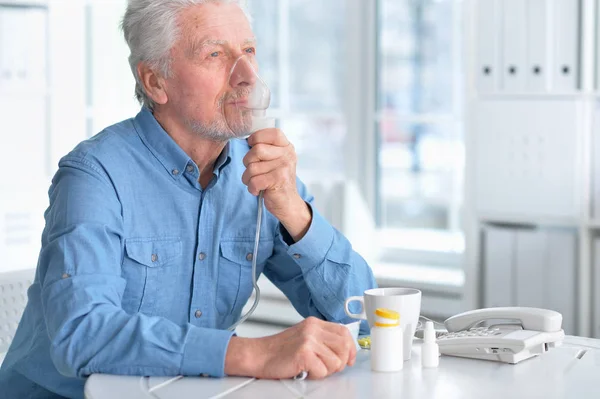 Sjuk Senior Man Stående Med Inhalator — Stockfoto