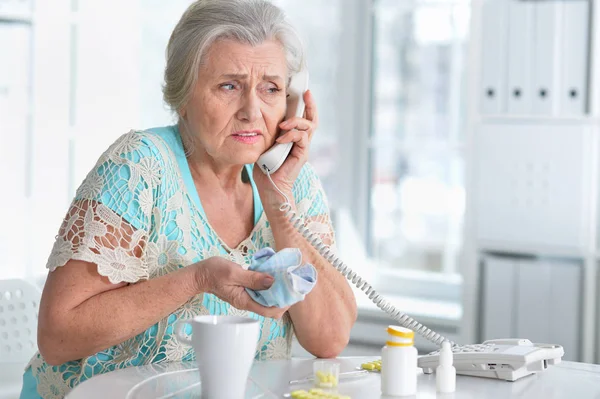 Mulher Idosa Doente Chamando Médico Casa — Fotografia de Stock