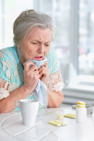 Ledsen Sjuk Senior Kvinna Sitter Vid Bordet Med Piller — Stockfoto